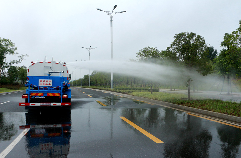 天龍后八輪運(yùn)水灑水車頂噴功能演示